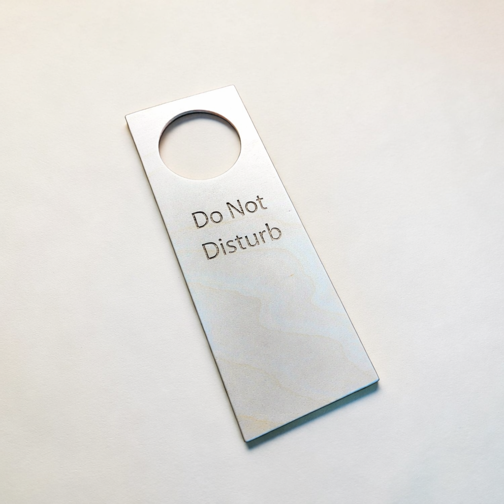 Ovikyltti kulmikas / puinen älä häiritse - kyltti