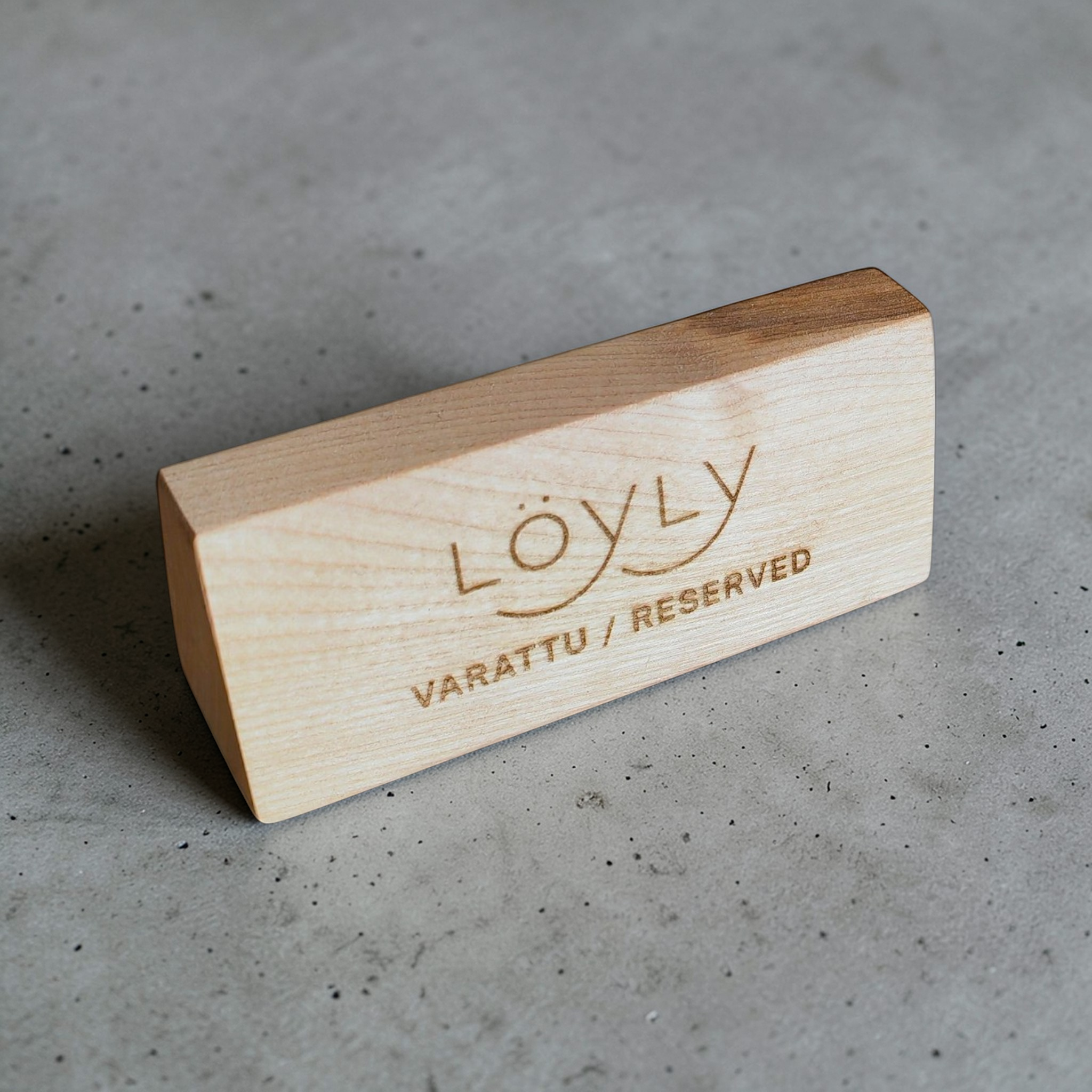 Ravintolan puinen pöytäkyltti Varattu / Allergeeni 10cm, Laserkaiverrus